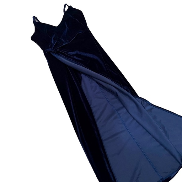 NWOT SHOWPO LOVING BLIND VELVET NAVY BLUE MIDI DRESS WITH SLIT SIZE SMALL - Picture 5 of 9